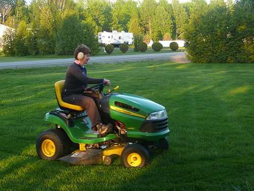 lawn-mowing-in-brockville-on-9793390